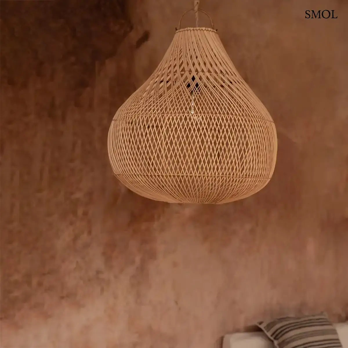 BOTTLE natúr rattan palack formájú lámpaernyő, narancsos háttérrel, párnával