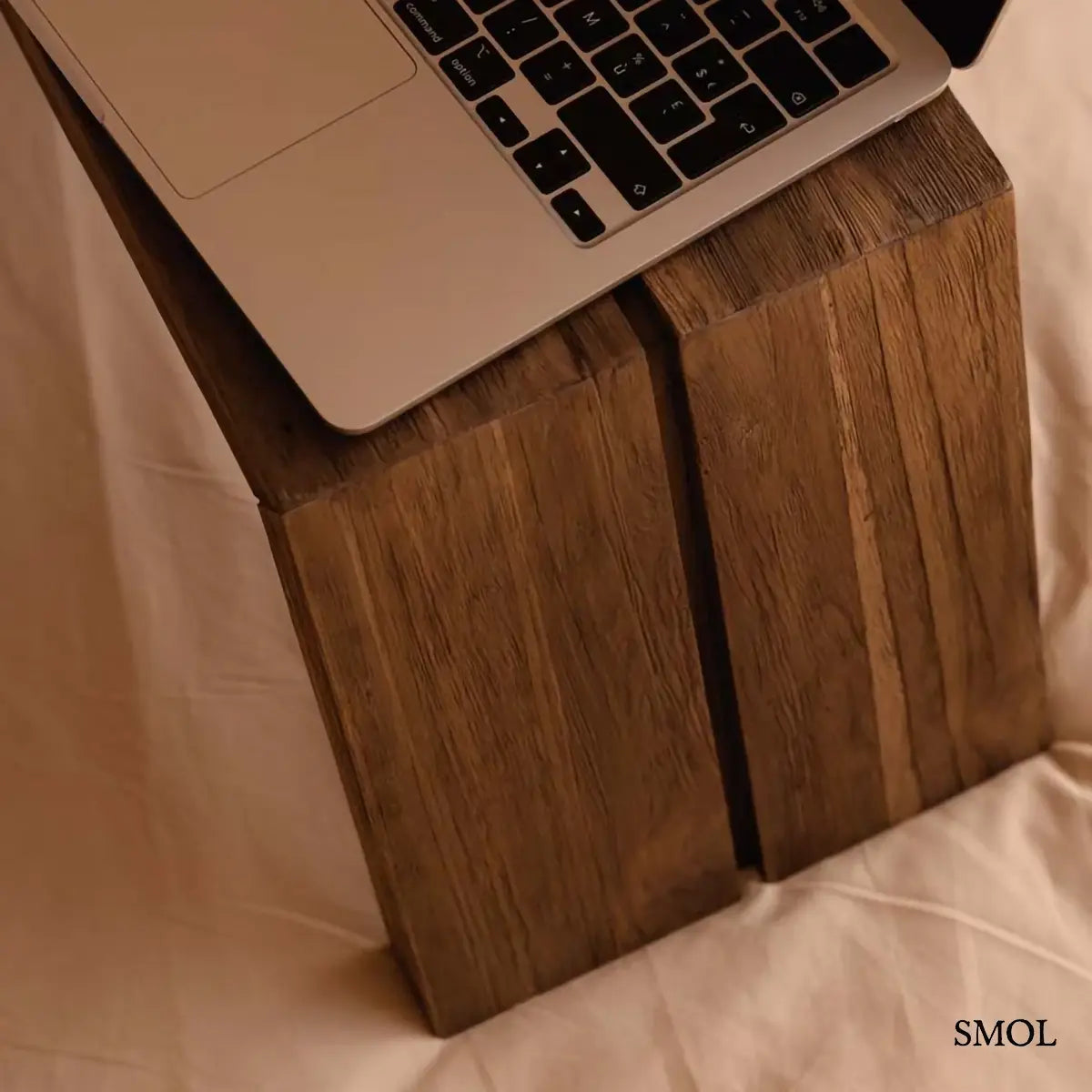 Tömör teakfa laptopasztal szögletes formával, natúr, 55×22 cm, ágyon, lábak nagyítva