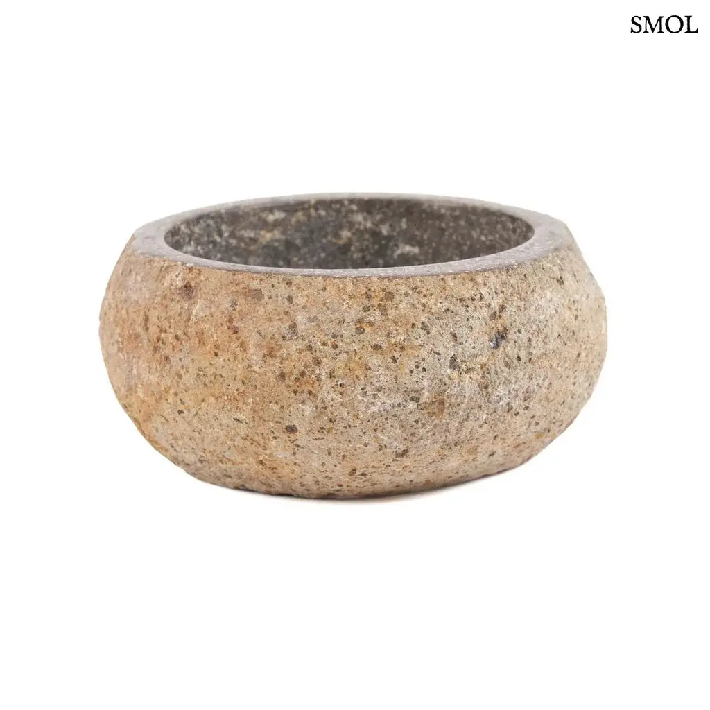 Rusztikus fekete lávakő tál kívül durva, belül csiszolt textúrával, természetes vulkanikus kőből, fehér háttérrel