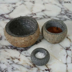 Rusztikus fekete lávakő tál kívül durva, belül csiszolt textúrával, természetes vulkanikus kőből, két méretben márványon