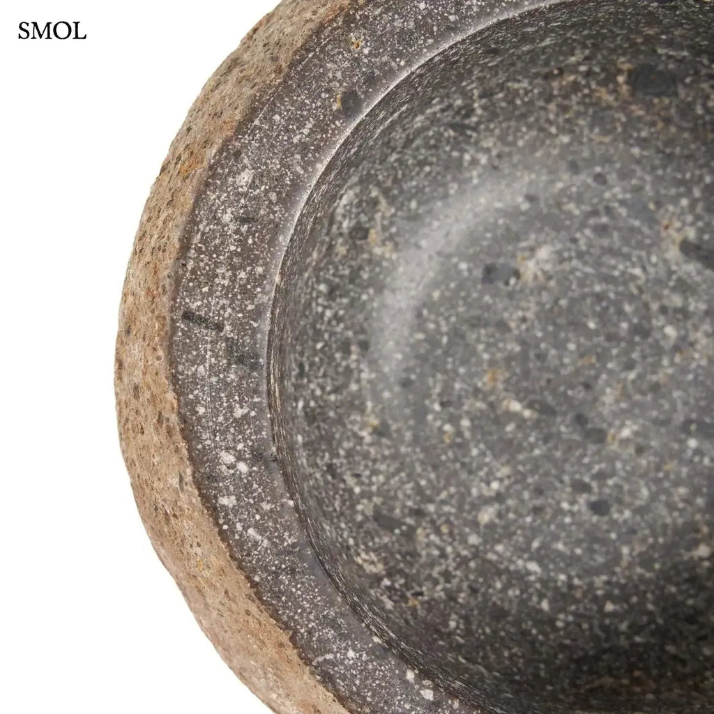 Rusztikus fekete lávakő tál kívül durva, belül csiszolt textúrával, természetes vulkanikus kőből, belseje nagyítva