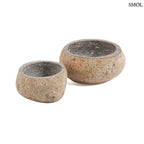 Rusztikus fekete lávakő tál kívül durva, belül csiszolt textúrával, természetes vulkanikus kőből, két méretben fehér háttérrel