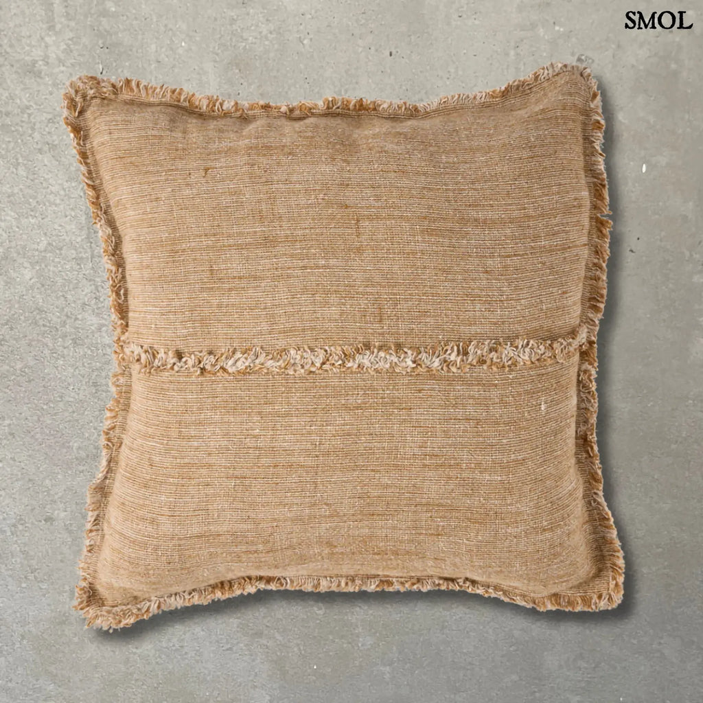 Natúr-barna lenvászon díszpárnahuzat. Rojtos szegéllyel és vízszintes díszítőcsíkkal, szürke háttérrel