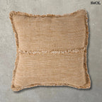 Natúr-barna lenvászon díszpárnahuzat. Rojtos szegéllyel és vízszintes díszítőcsíkkal, szürke háttérrel