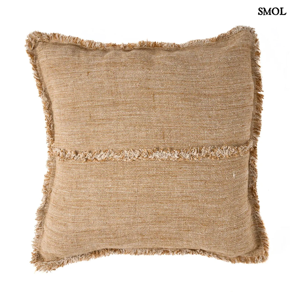 Natúr-barna lenvászon díszpárnahuzat. Rojtos szegéllyel és vízszintes díszítőcsíkkal, fehér háttérrel