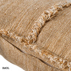 Natúr-barna lenvászon díszpárnahuzat. Rojtos szegéllyel és vízszintes díszítőcsíkkal, csík nagyítva