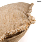 Natúr-barna lenvászon díszpárnahuzat. Rojtos szegéllyel és vízszintes díszítőcsíkkal, sarok nagyítva