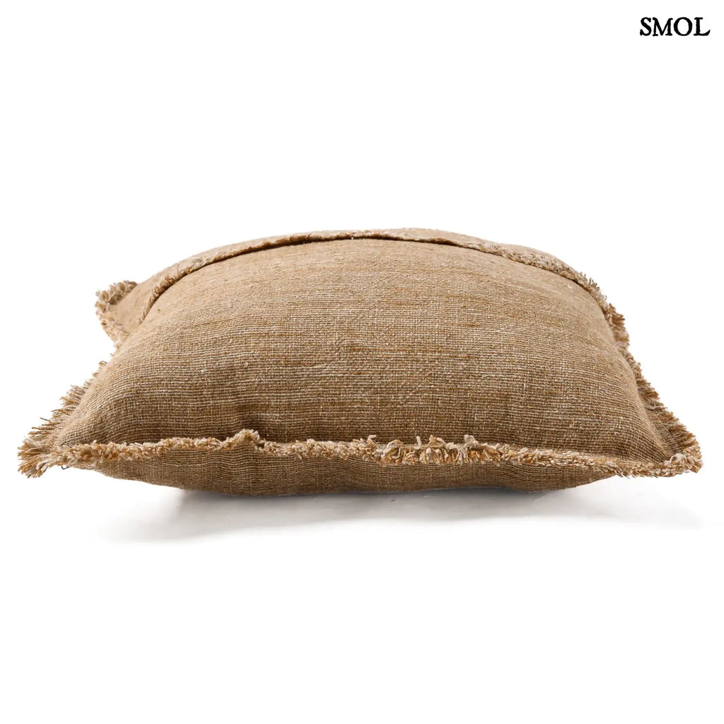 Natúr-barna lenvászon díszpárnahuzat. Rojtos szegéllyel és vízszintes díszítőcsíkkal, fektetve