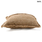 Natúr-barna lenvászon díszpárnahuzat. Rojtos szegéllyel és vízszintes díszítőcsíkkal, fektetve