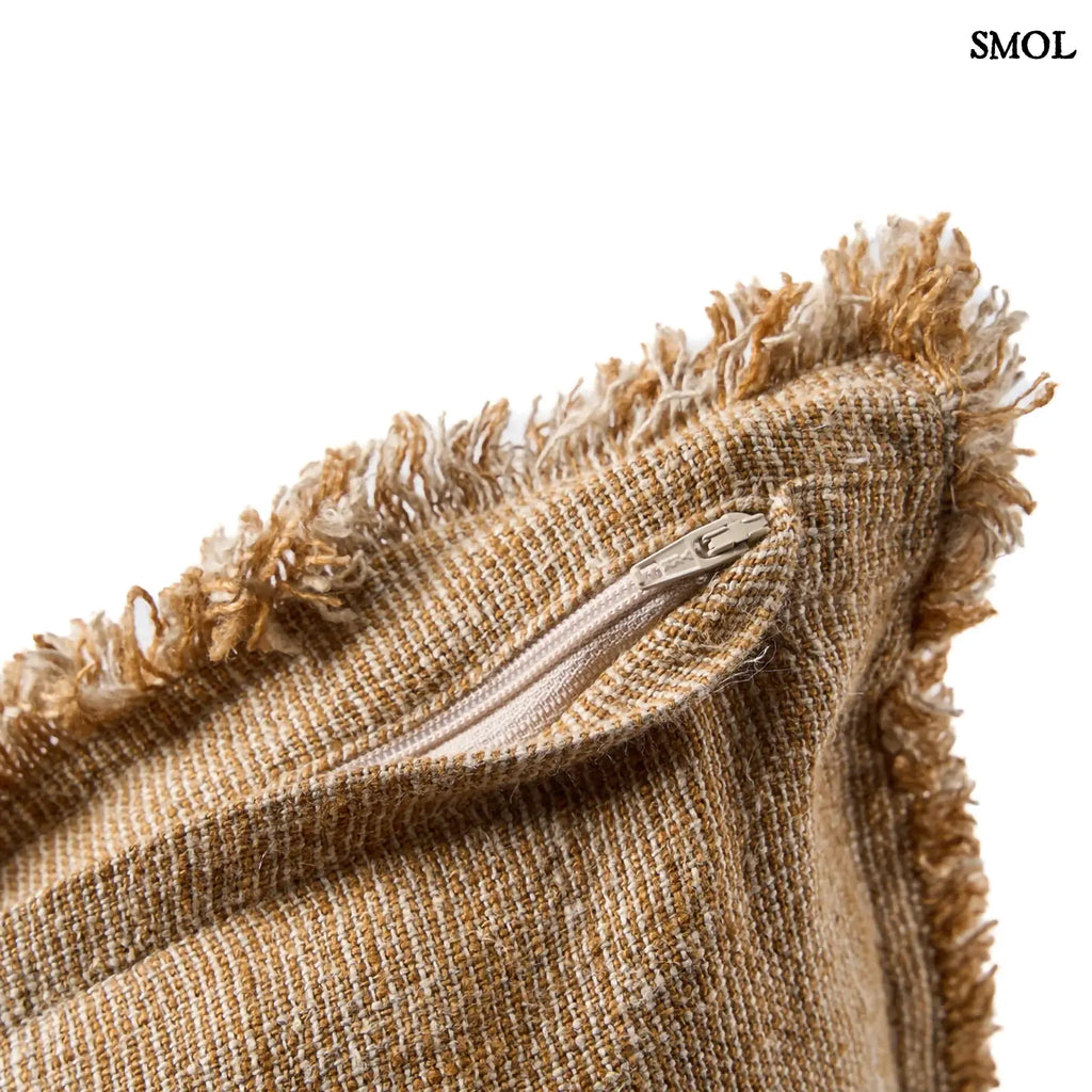 Natúr-barna lenvászon díszpárnahuzat. Rojtos szegéllyel és vízszintes díszítőcsíkkal, cipzár nagyítva