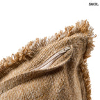 Natúr-barna lenvászon díszpárnahuzat. Rojtos szegéllyel és vízszintes díszítőcsíkkal, cipzár nagyítva