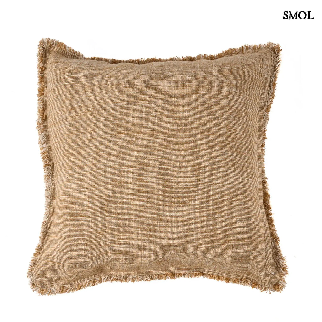 Natúr-barna lenvászon díszpárnahuzat. Rojtos szegéllyel és vízszintes díszítőcsíkkal, hátulról