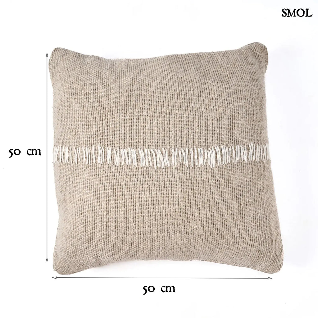 lenvászon díszpárnahuzat natúr fehér színben, kézzel készült, középen díszített, méretekkel