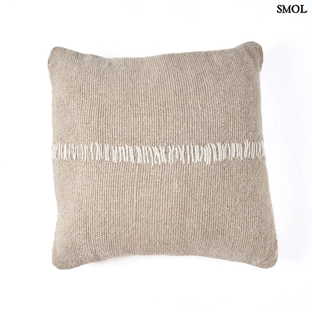 lenvászon díszpárnahuzat natúr fehér színben, kézzel készült, középen díszített, fehér háttérrel