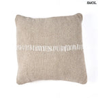 lenvászon díszpárnahuzat natúr fehér színben, kézzel készült, középen díszített, fehér háttérrel