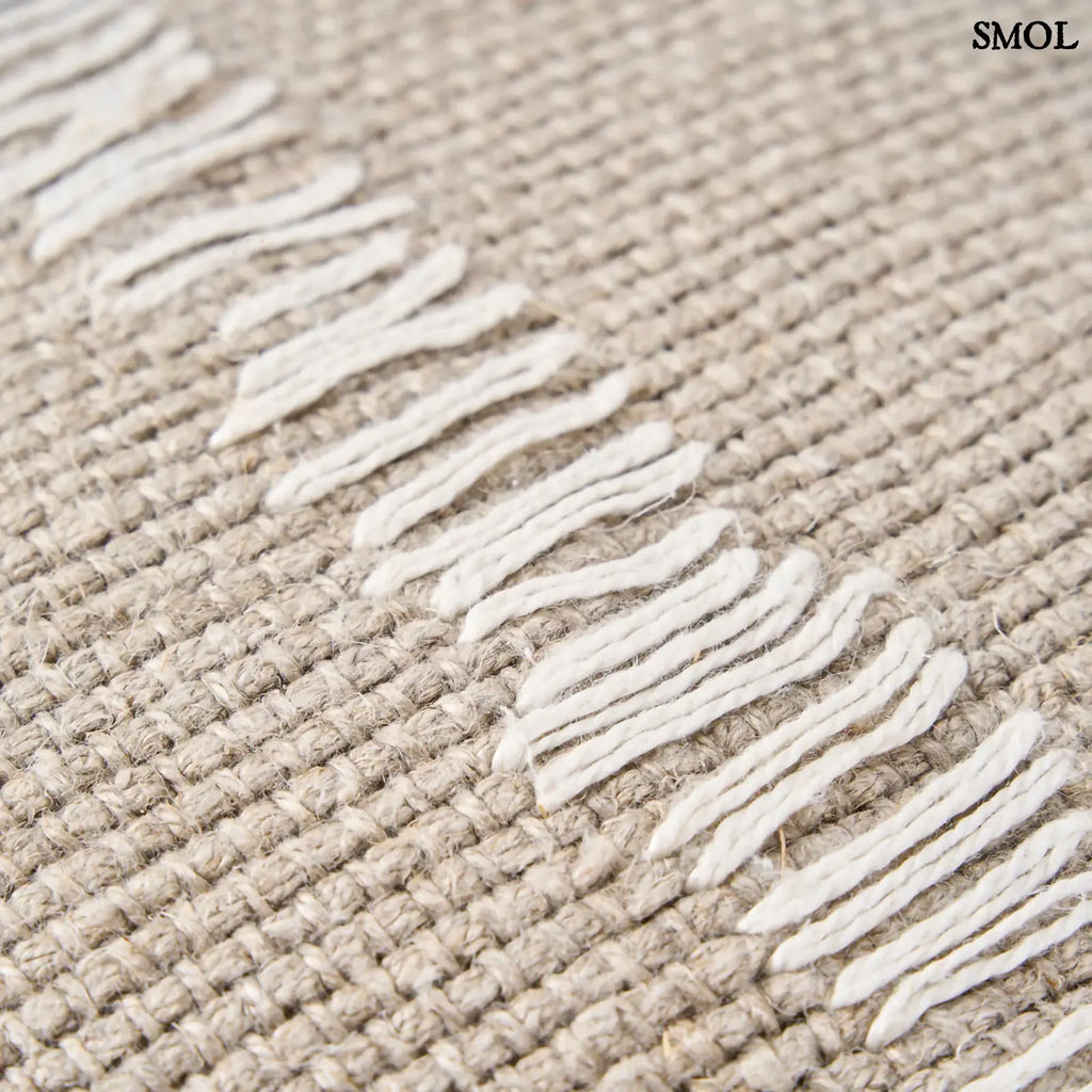 lenvászon díszpárnahuzat natúr fehér színben, kézzel készült, középen díszített, nagyítva a közepén