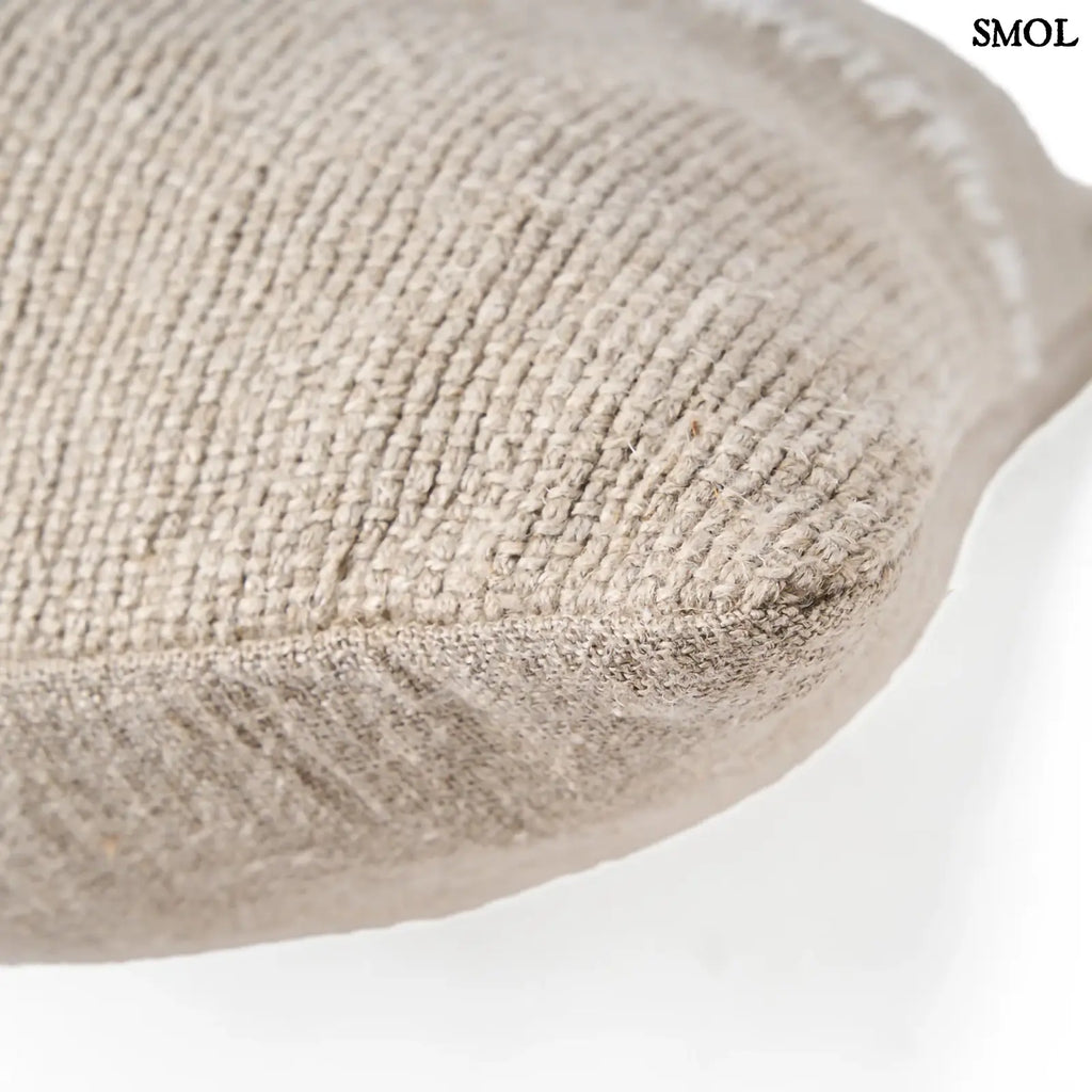 lenvászon díszpárnahuzat natúr fehér színben, kézzel készült, középen díszített, sarok nagyítva