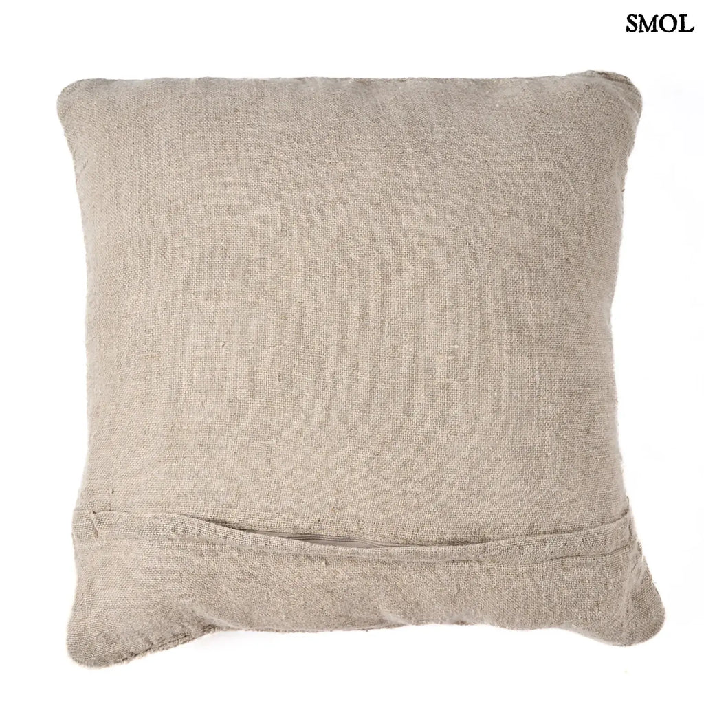 lenvászon díszpárnahuzat natúr fehér színben, kézzel készült, középen díszített, hátulról