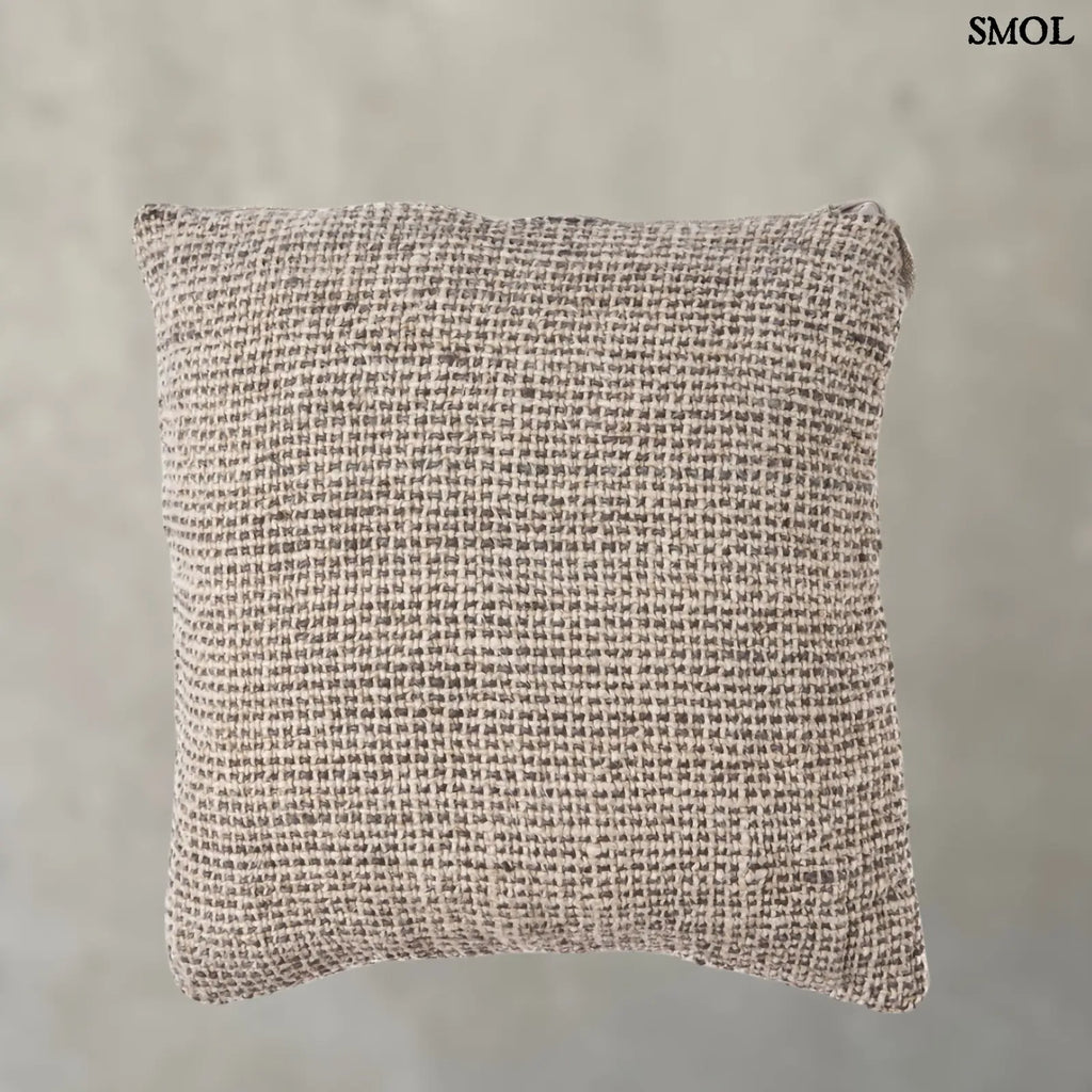 Lenvászon díszpárnahuzat – natúr-fekete | LINEN GRAIN | SMOL - szürke háttérrel