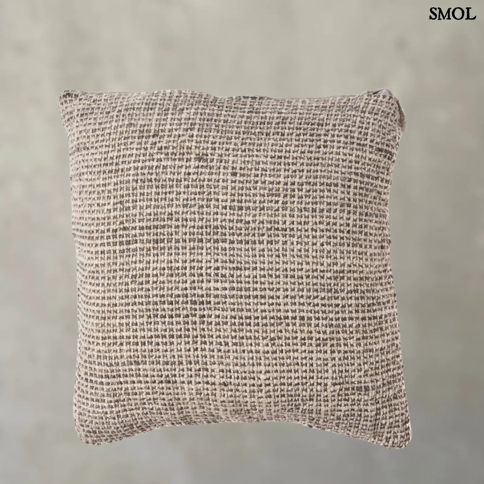 Lenvászon díszpárnahuzat – natúr-fekete | LINEN GRAIN | SMOL - szürke háttérrel