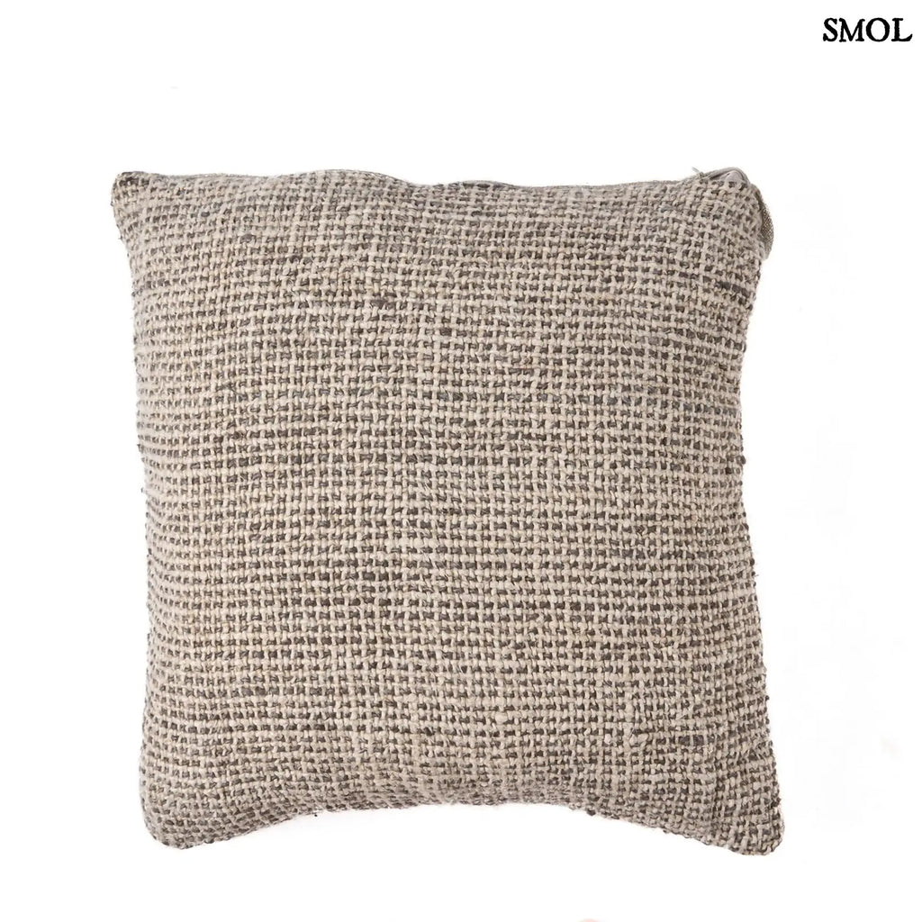 Lenvászon díszpárnahuzat – natúr-fekete | LINEN GRAIN | SMOL - fehér háttérrel