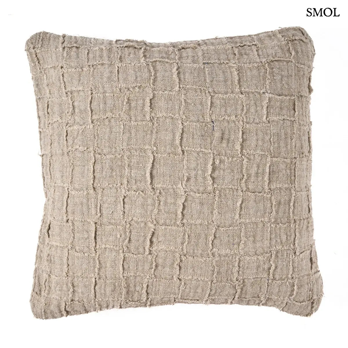 Natúr színű, kockás mintázatú lenvászon díszpárnahuzat rusztikus szövésű anyagból, fehér háttérrel