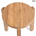 Rusztikus, kézzel faragott háromlábú teakfa lerakóasztal természetes erezettel, felülről