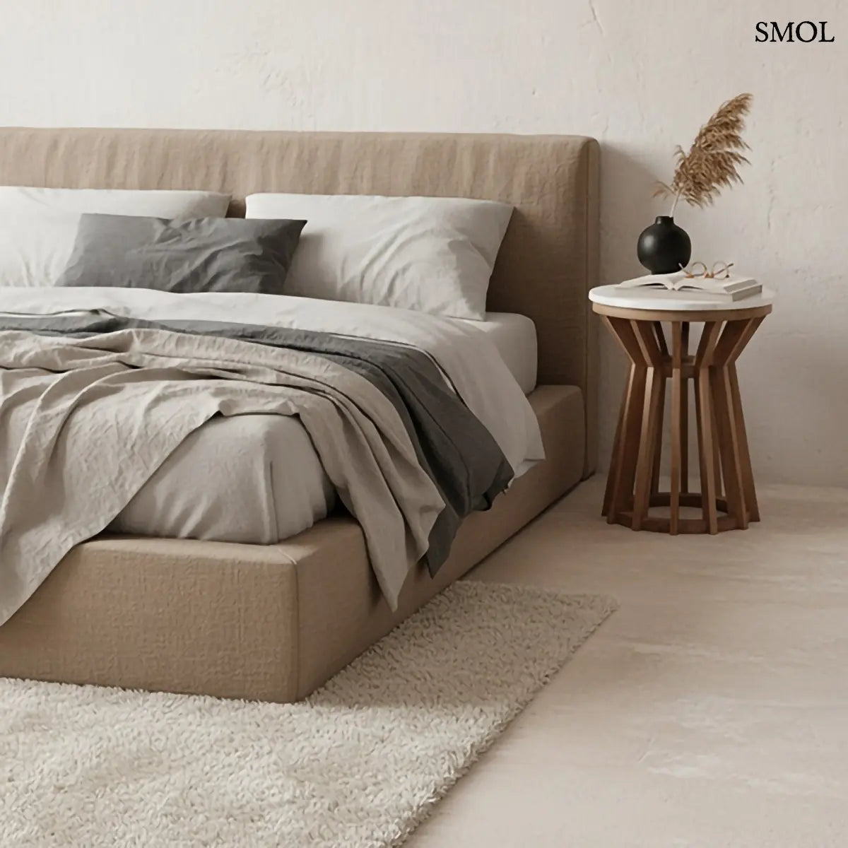 Kerek fehér márvány kisasztal kereszt alakú mangófa lábakkal, 40×50 cm, hálószobában, ágy mellett éjjeliszekrényként