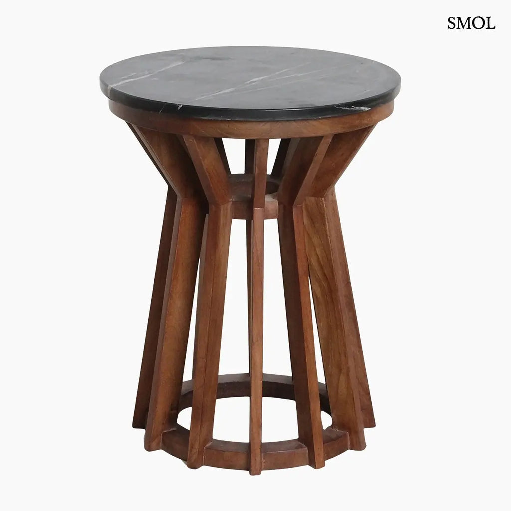 Kerek fekete márvány kisasztal kereszt alakú mangófa lábakkal, 40×50 cm, fehér háttérrel
