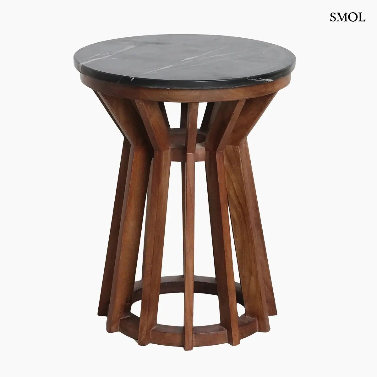 Kerek fekete márvány kisasztal kereszt alakú mangófa lábakkal, 40×50 cm, fehér háttérrel