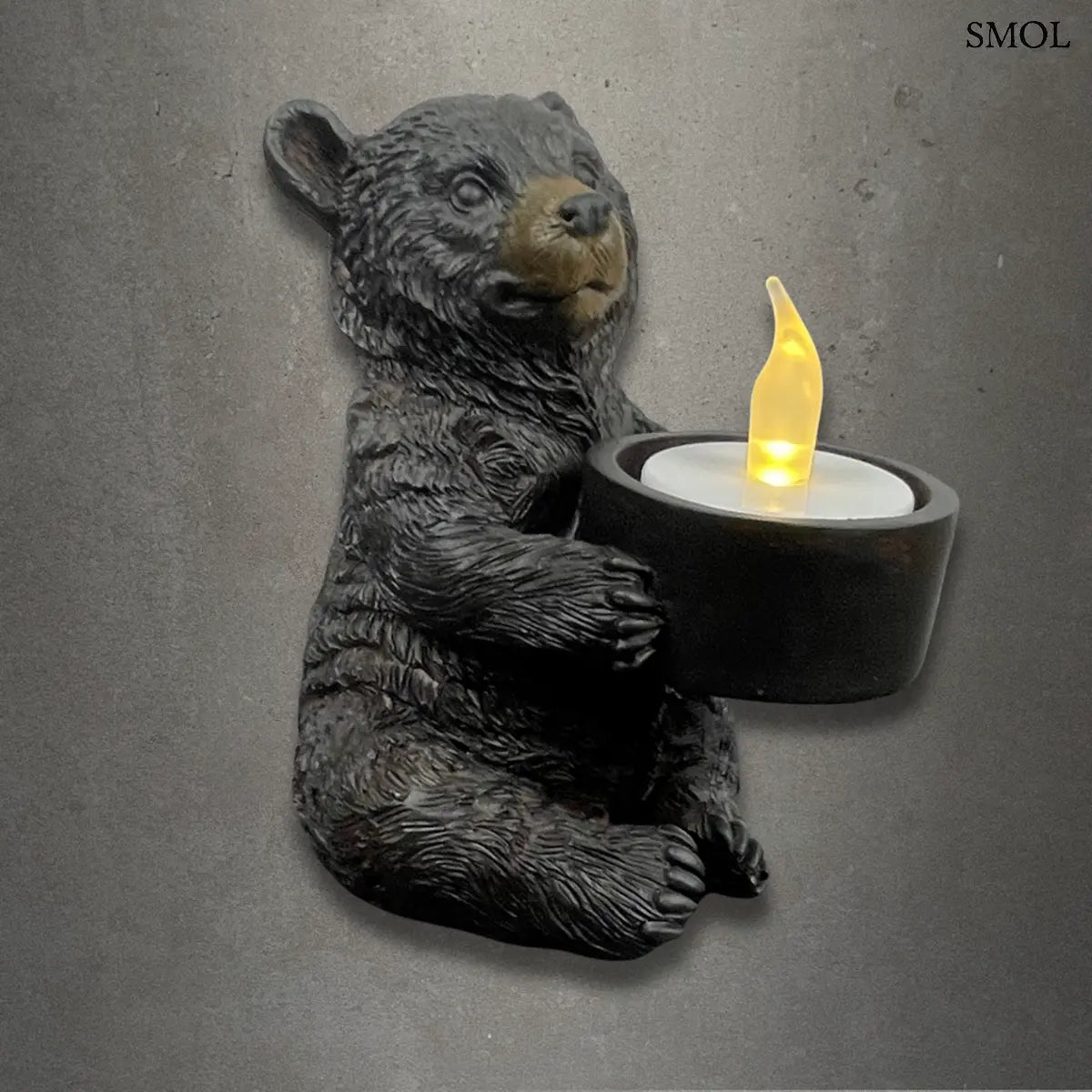 Barna maci alakú medvés mécsestartó figura, szürke háttérrel