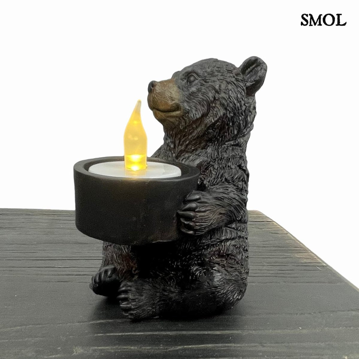 Barna maci alakú medvés mécsestartó figura, oldalról