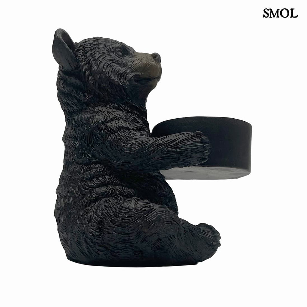 Barna maci alakú medvés mécsestartó figura, fehér háttérrel, oldalról