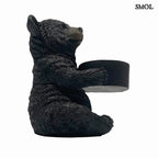 Barna maci alakú medvés mécsestartó figura, fehér háttérrel, oldalról