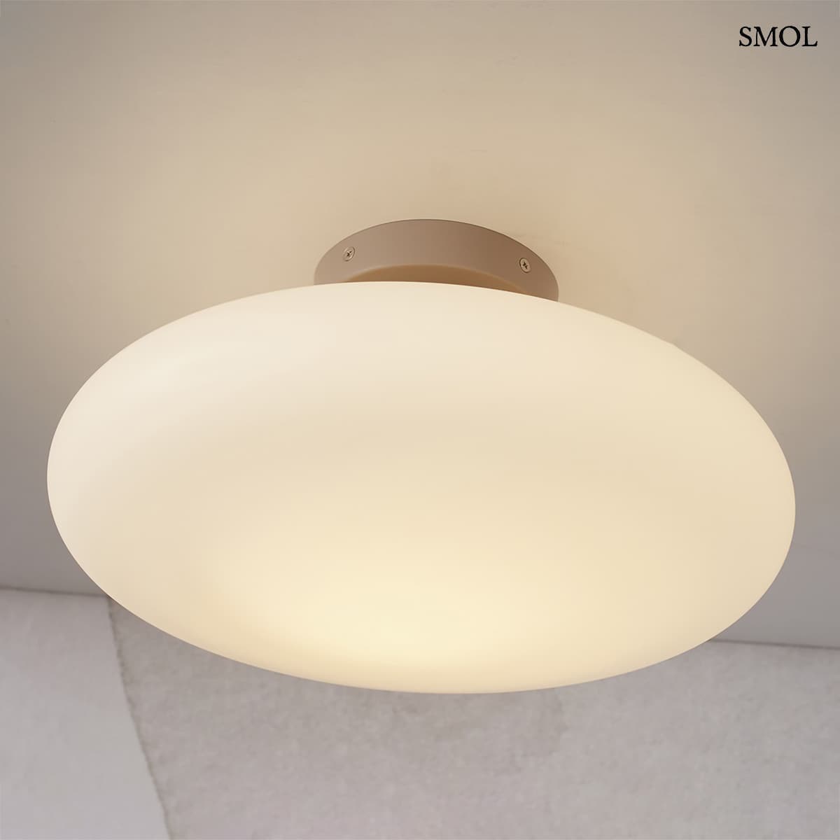 SAPPORO 34 cm-es fehér ovális üvegbúrás mennyezeti lámpa, homokszínű alappal, mennyezeten, alulról
