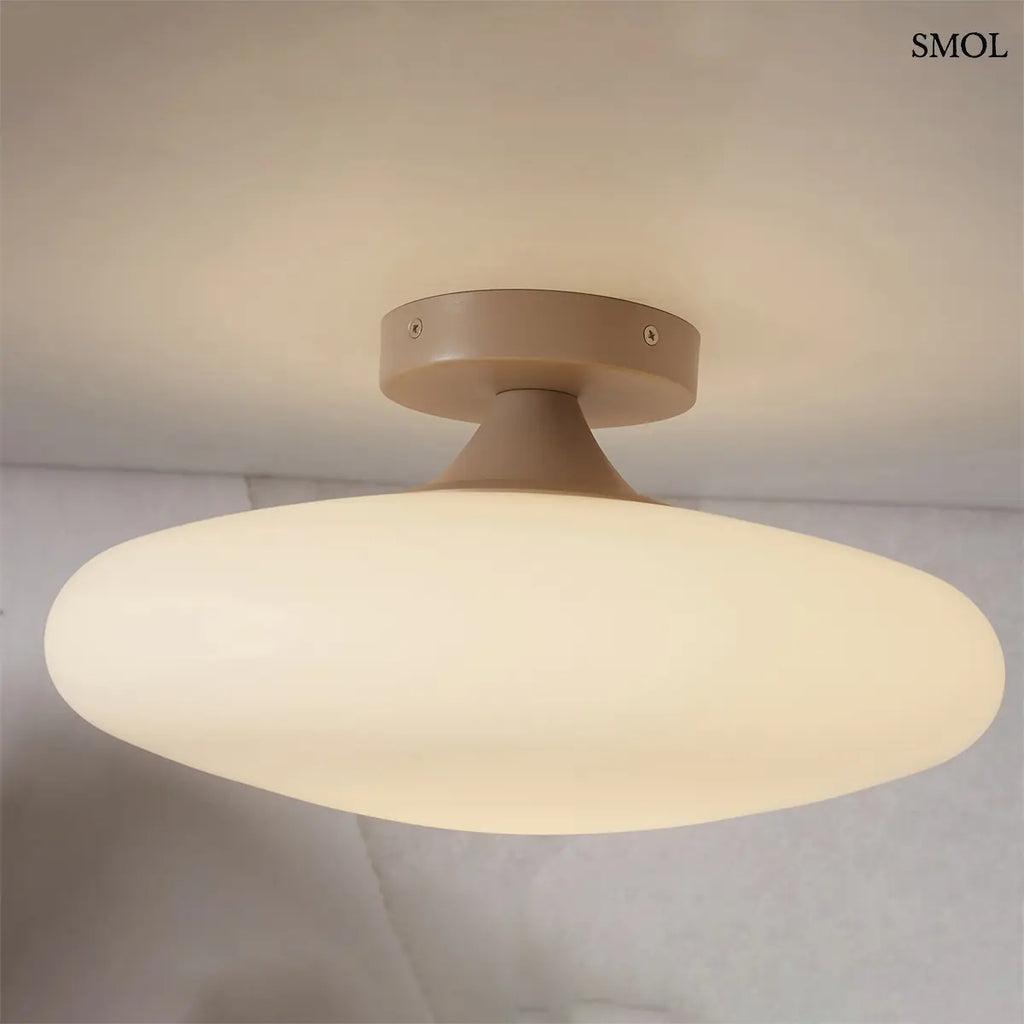 SAPPORO 34 cm-es fehér ovális üvegbúrás mennyezeti lámpa, homokszínű alappal, mennyezeten, oldalról
