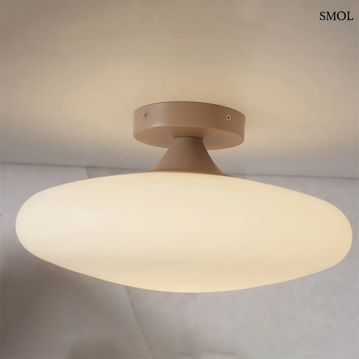SAPPORO 34 cm-es fehér ovális üvegbúrás mennyezeti lámpa, homokszínű alappal, mennyezeten, oldalról