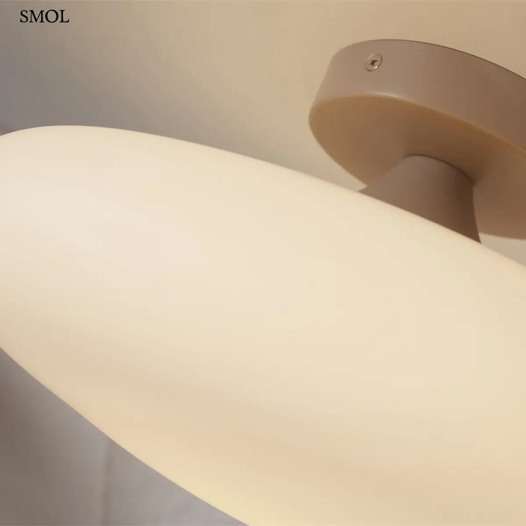 SAPPORO 34 cm-es fehér ovális üvegbúrás mennyezeti lámpa, homokszínű alappal, ferdén, nagyítva
