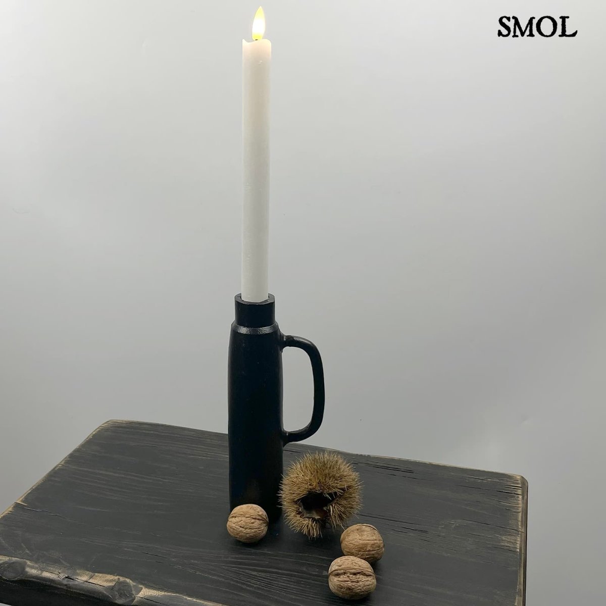 Modern fém váza és gyertyatartó matt fekete színben, égő gyertyával