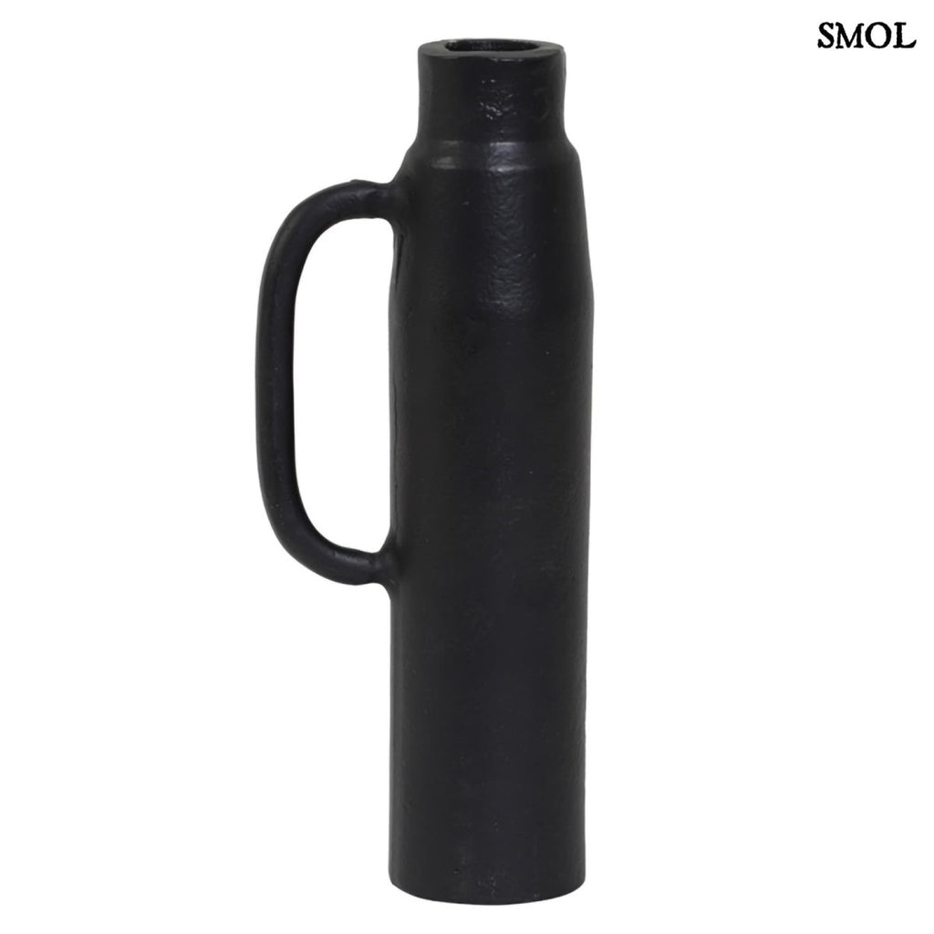 Modern fém váza és gyertyatartó matt fekete színben, fehér háttérrel