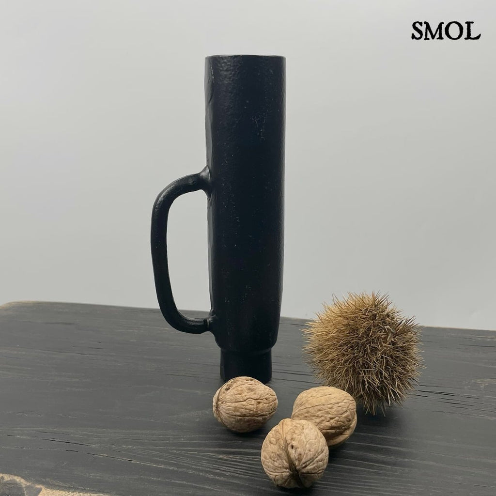 Modern fém váza és gyertyatartó matt fekete színben, vázaként termésekkel