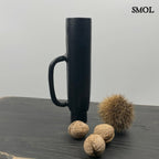 Modern fém váza és gyertyatartó matt fekete színben, vázaként termésekkel