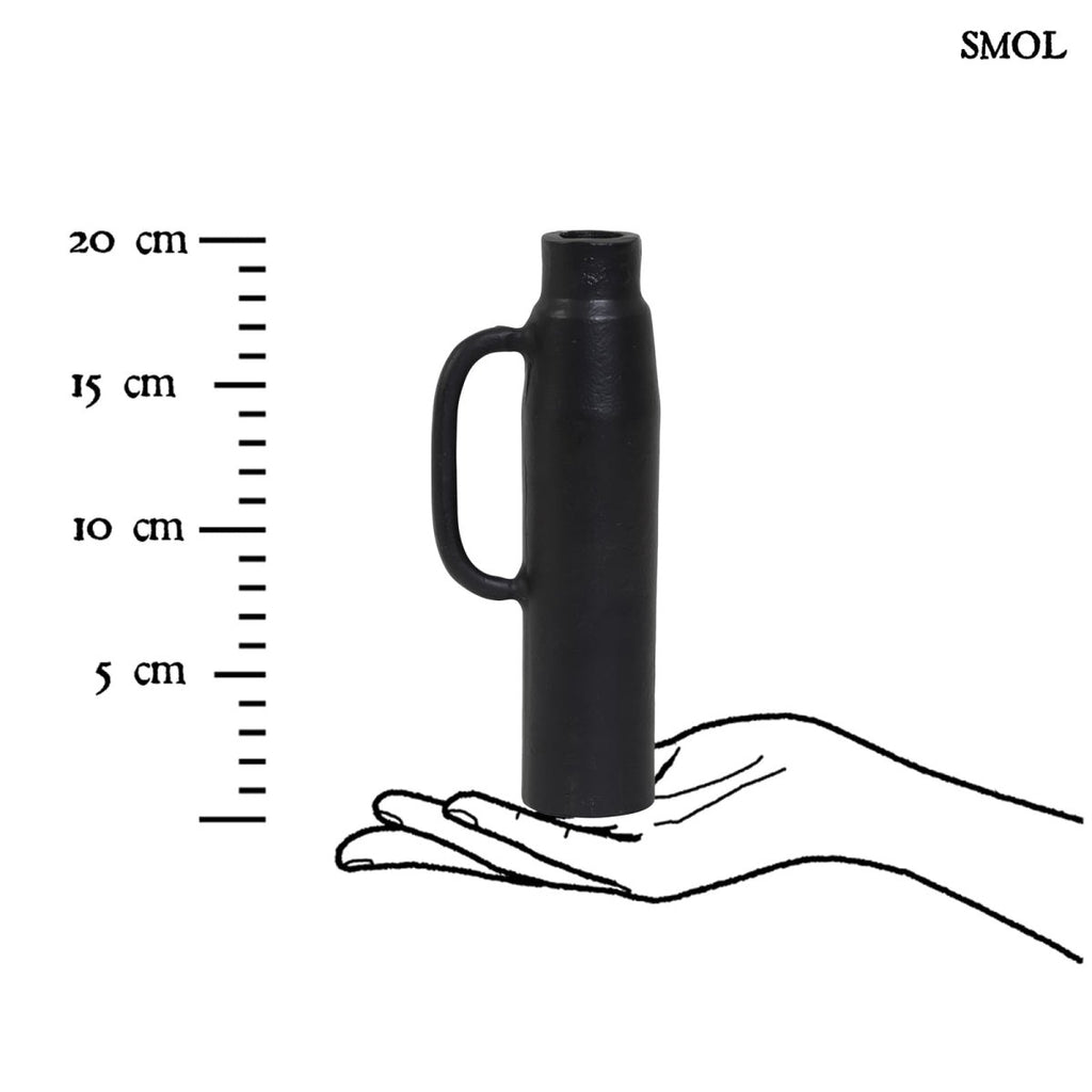 Modern fém váza és gyertyatartó matt fekete színben, méretarányosan