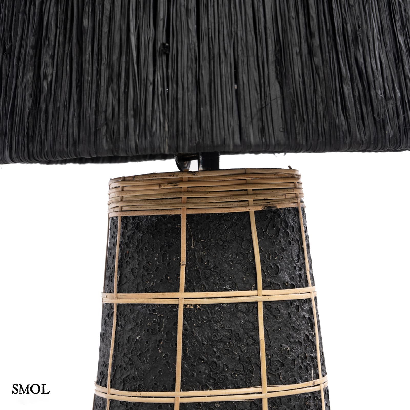 NAXOS, fekete, terrakotta asztali lámpa rattannal, 57 cm - smol.hu - raffia díszítés nagyítva