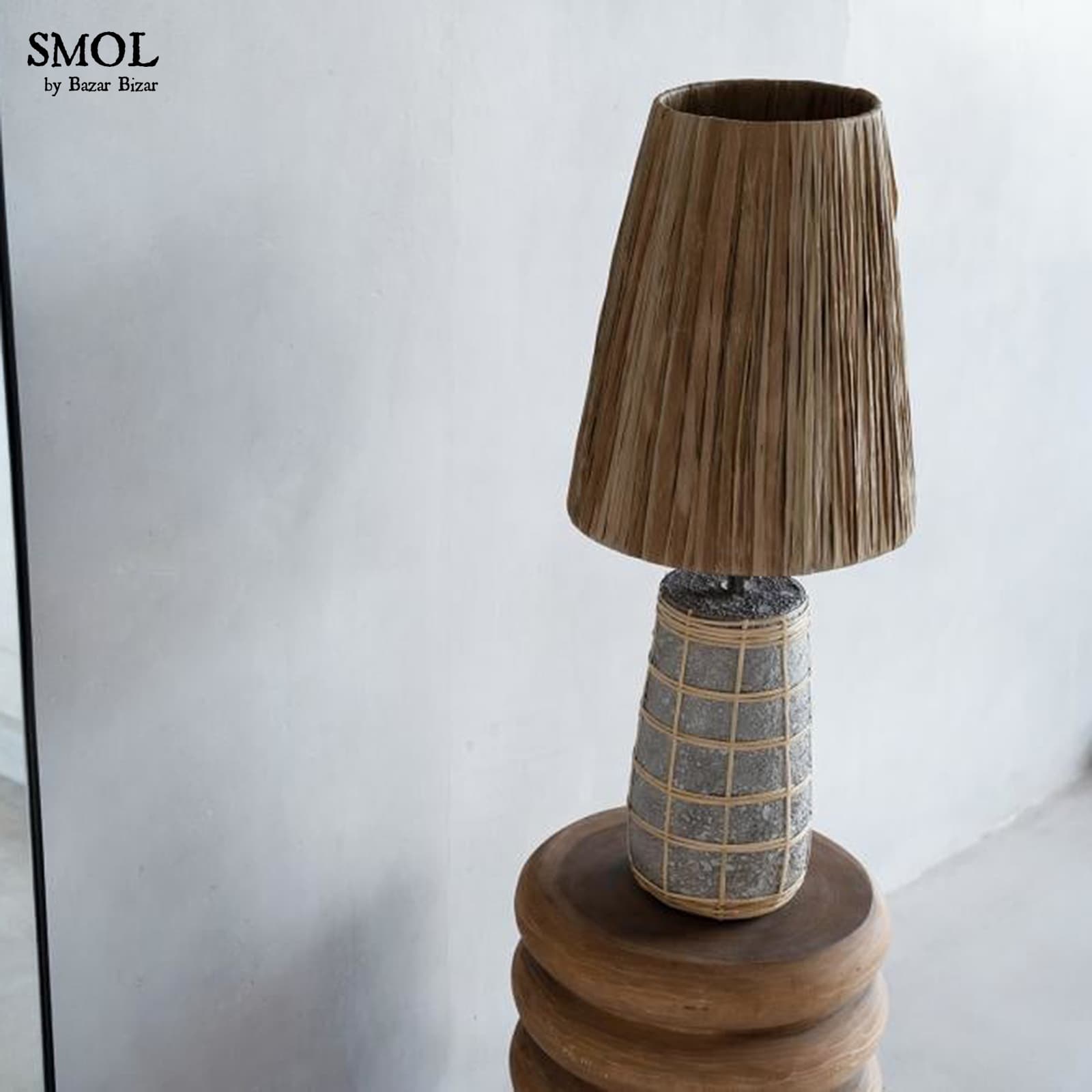 smol.hu- NAXOS, rattan asztali lámpa, 56 cm kisasztalon, nagyítva
