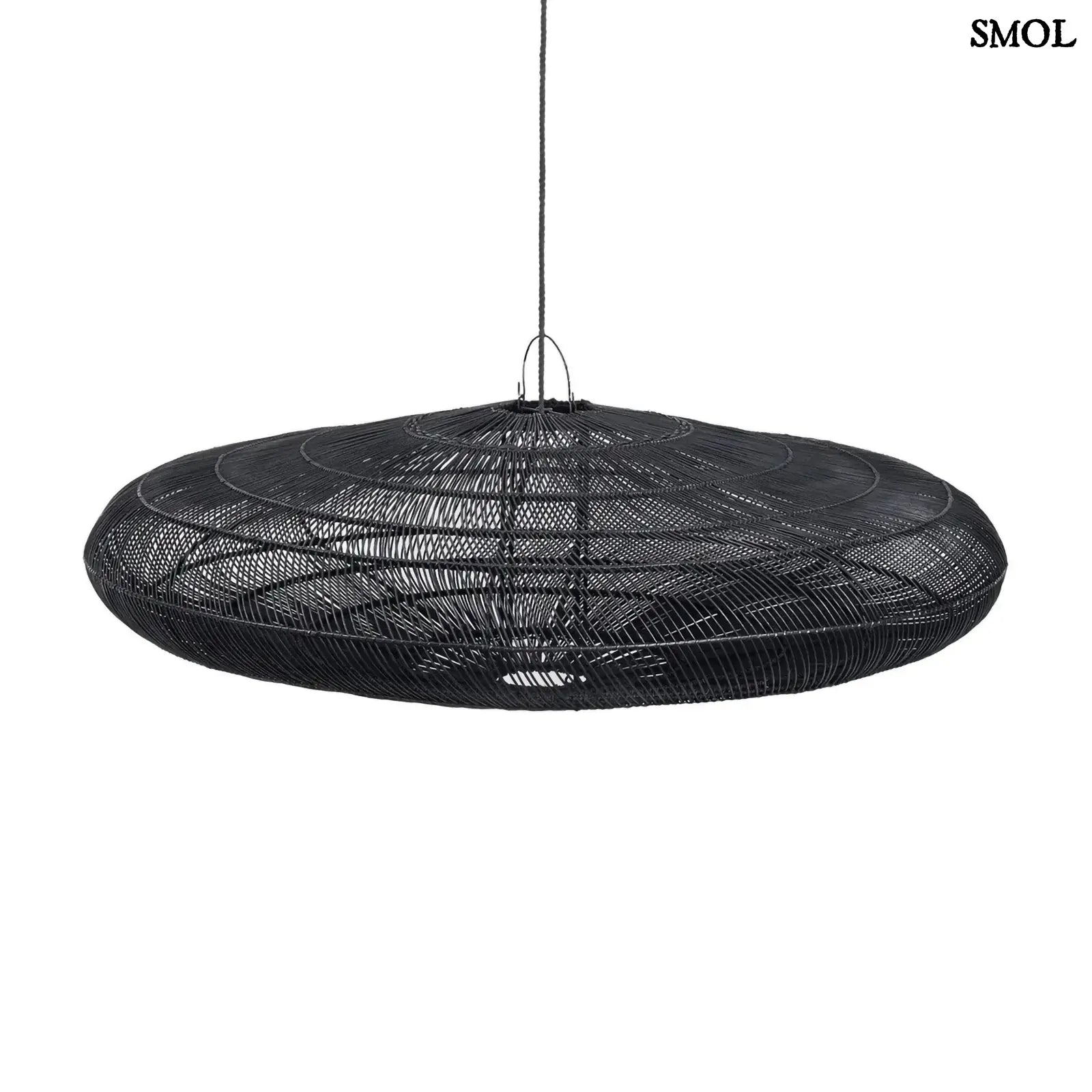 Óriás Fekete Rattan Függőlámpaernyő XL (MACARON). 150 cm-es, lapos, fonott fekete lámpaernyő, mely ideális nappali és étkező megvilágításra, fehér háttérrel