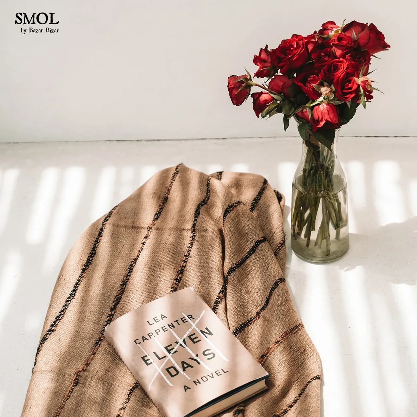smol.hu -PAIGE, bézs-fekete takaró, 170x130 cm rózsával és könyvvel