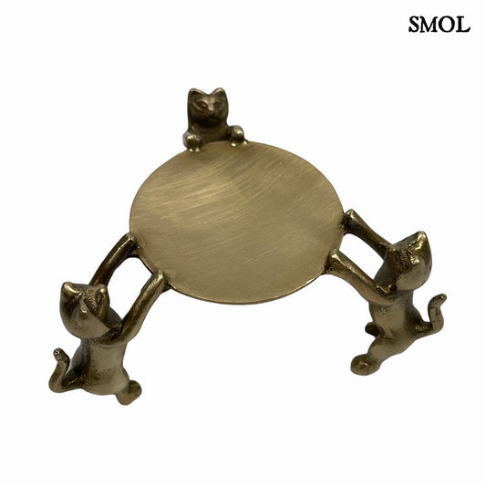 smol.hu -PURR, kisméretű, sárgaréz dísztál, 3 macskával, ⌀ 10 cm termékképe
