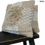 Pamut Díszpárna- fehér-natúr, 45x45 | POLA | SMOL - felállítva kisasztalon