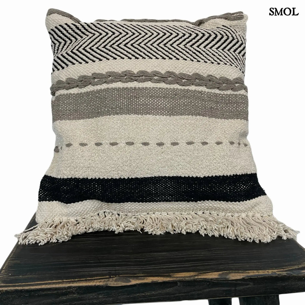 Pamut Díszpárna, 45x45 | SOSENE | SMOL - fekete kisasztalon